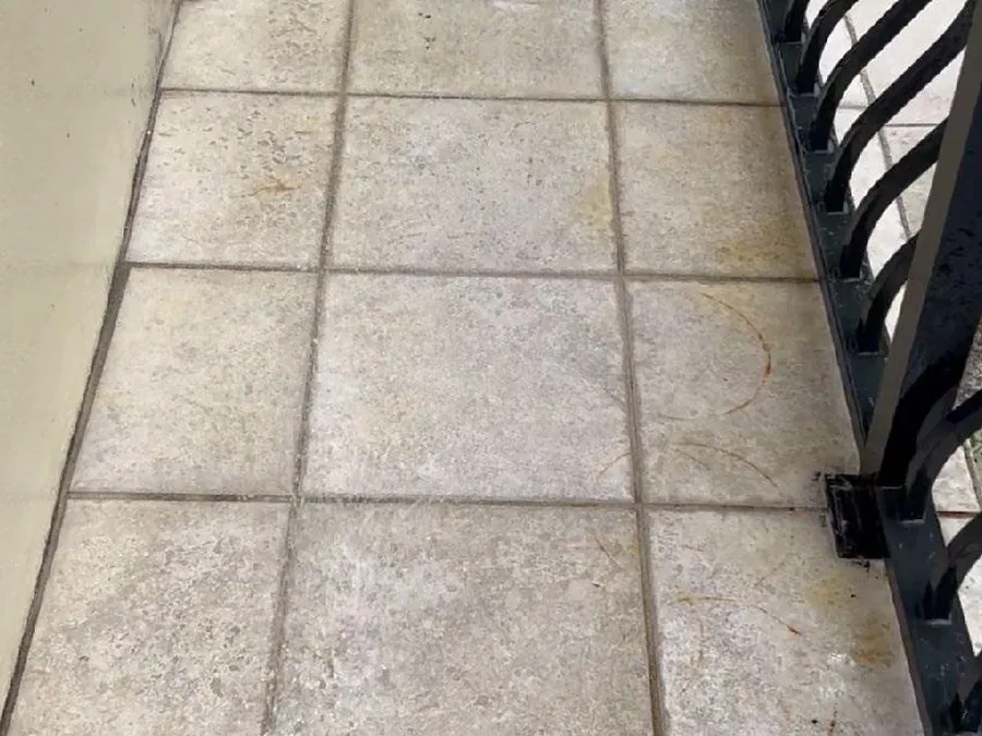 Tiled-deck field image during a cleaning pass